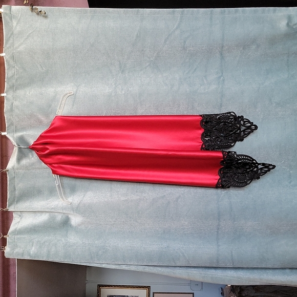Luscious red 100% silk scarf with Venice lace trim - Picture 1 of 5
